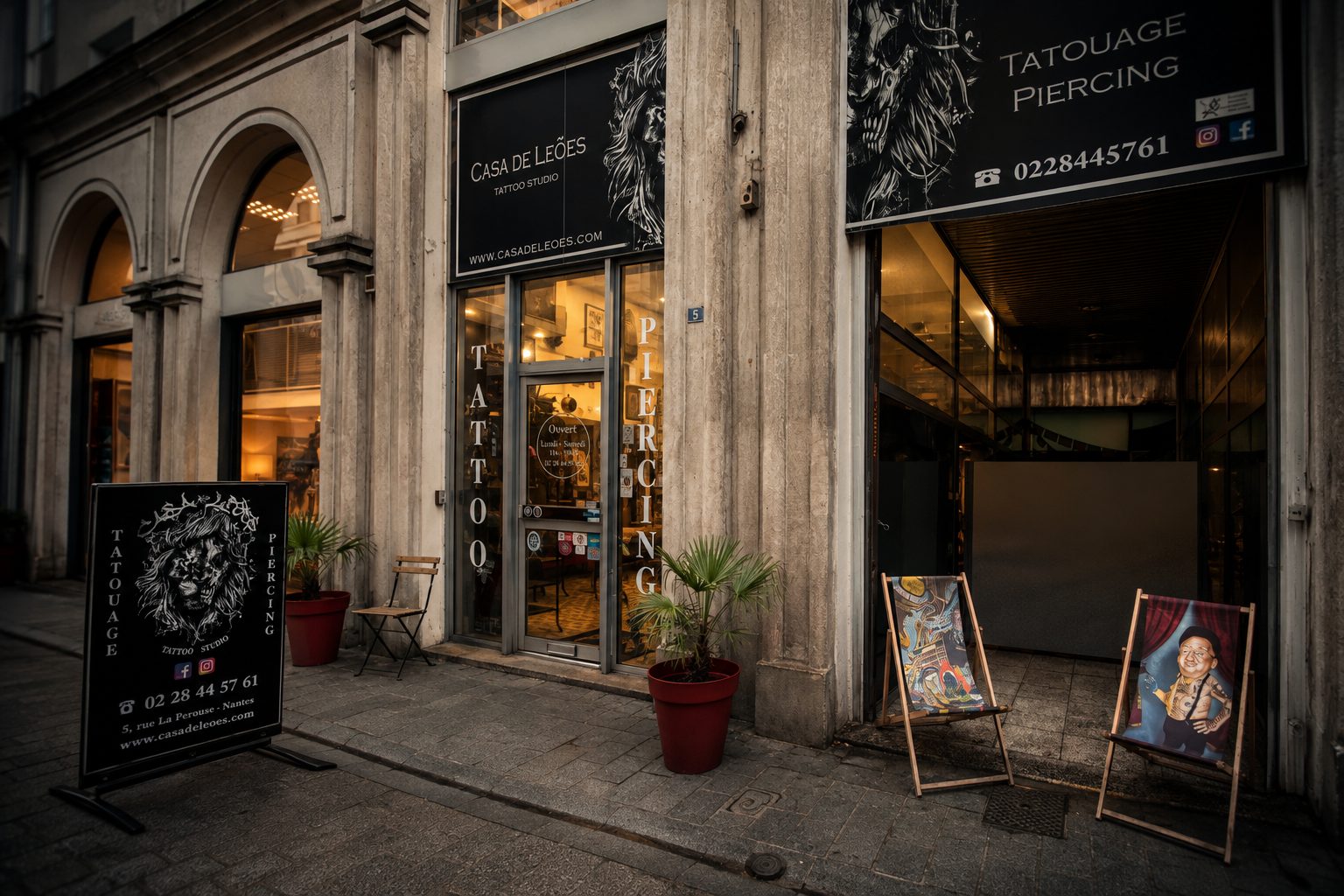 Façade du studio Casa de Leões, 5 rue La Pérouse à Nantes, à la tombée du jour