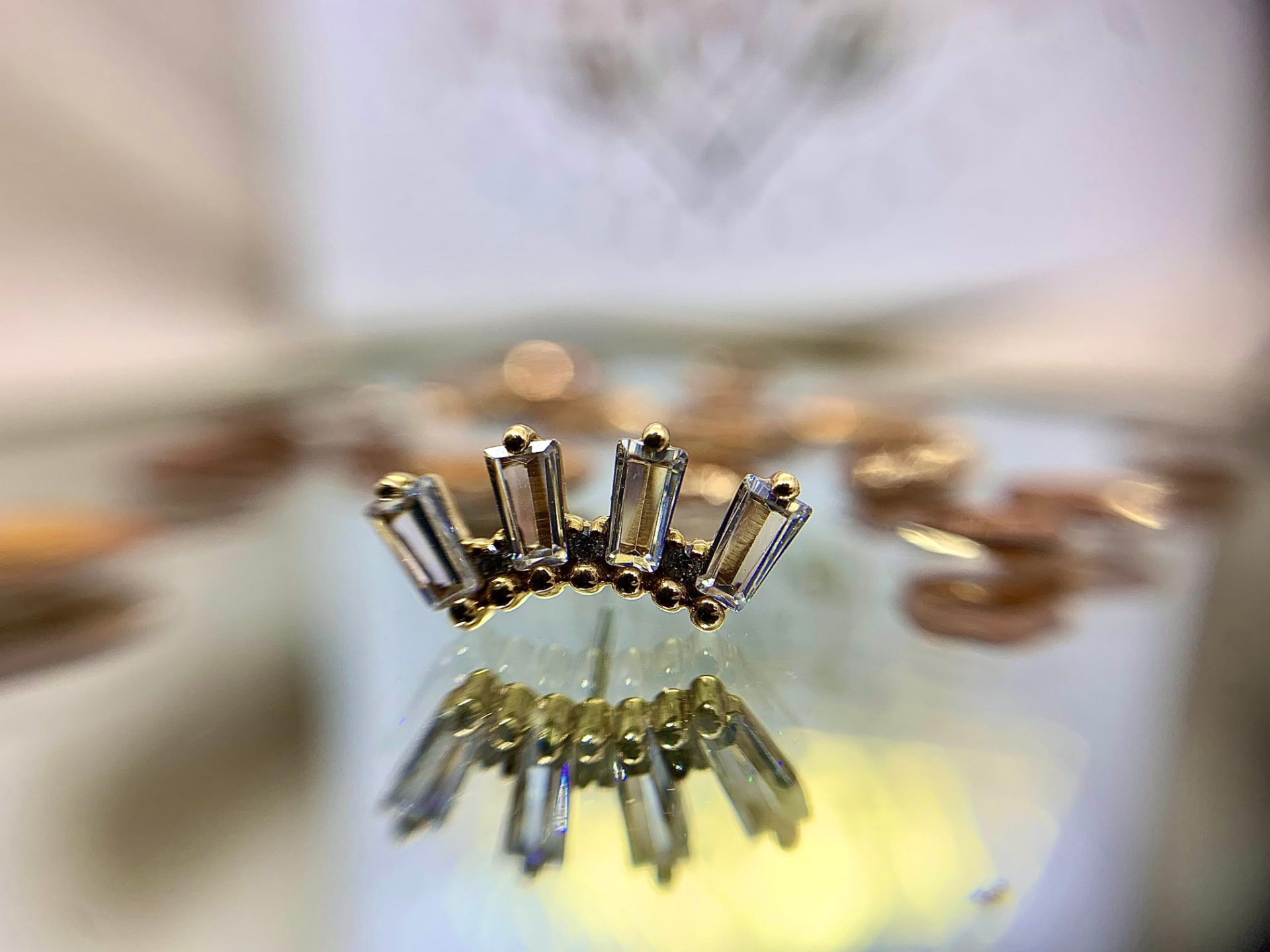 Bijou de piercing haut de gamme en or, pierres baguettes — Casa de Leões Nantes